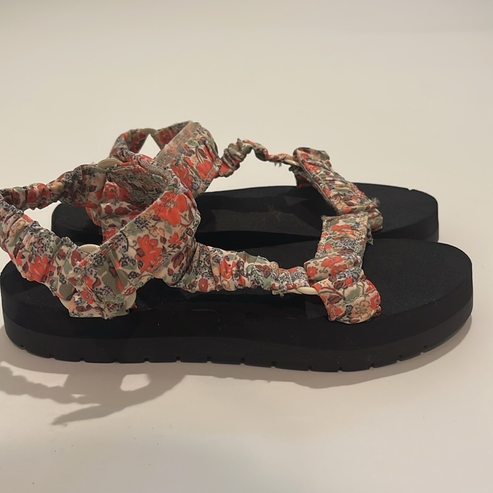 Universal Thread Platform Sandals - image 4